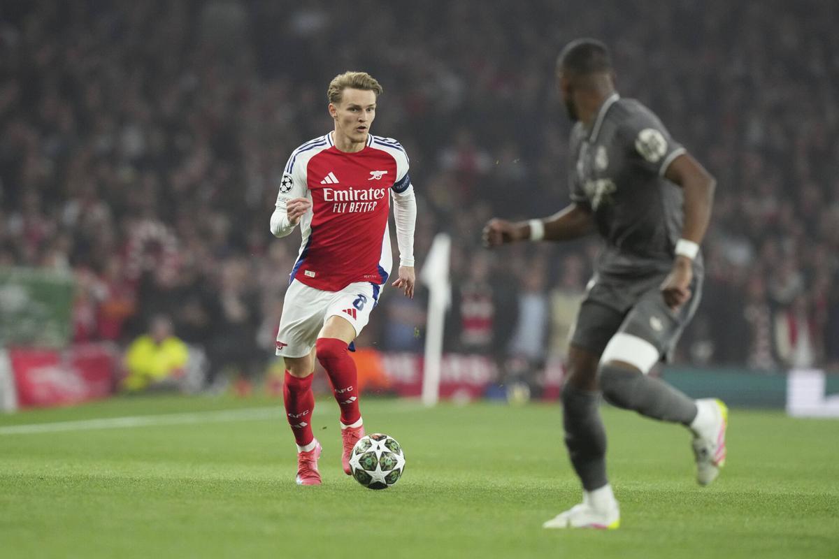 Martin Odegaard, jugador del Arsenal, encara a David Alaba, del Madrid.