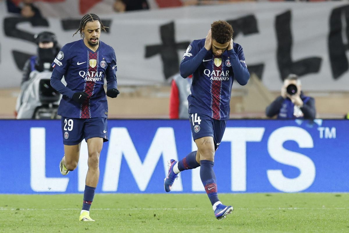 Doué y Barcola celebran con el PSG