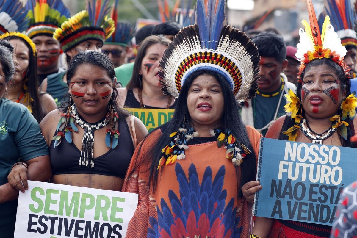 Un grupo de activistas se manifiesta en la cumbre del clima de Belém (COP30).
