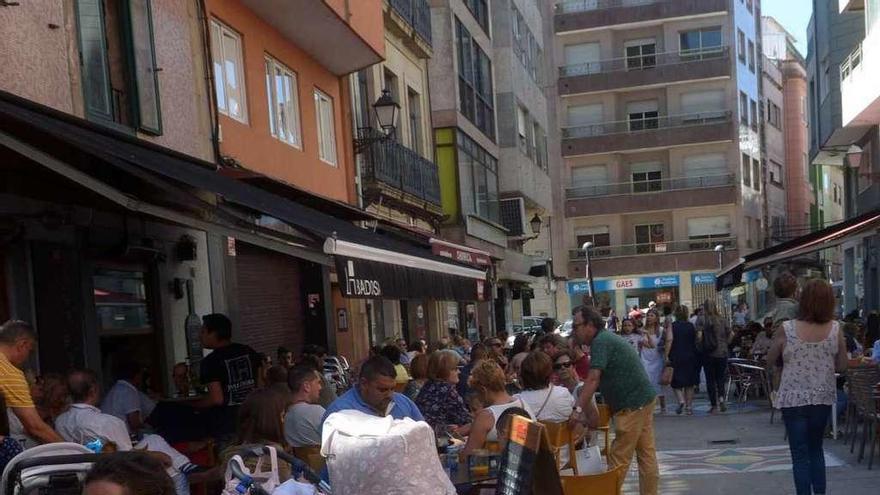 Las calles y terrazas de Vilagarcía están repletas de gente este mes de agosto. // Noé Parga