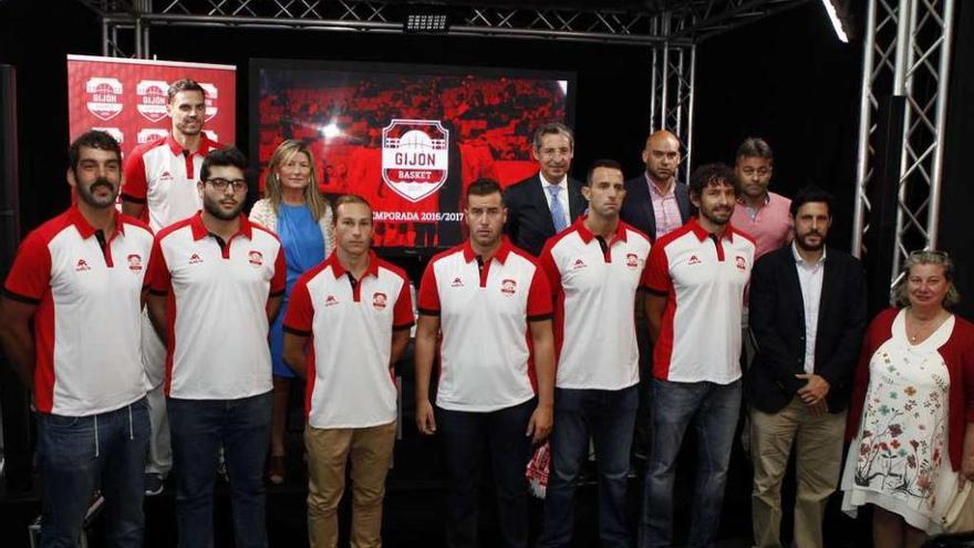 Jugadores, dirigentes y autoridades, en la presentación del Gijón Basket.