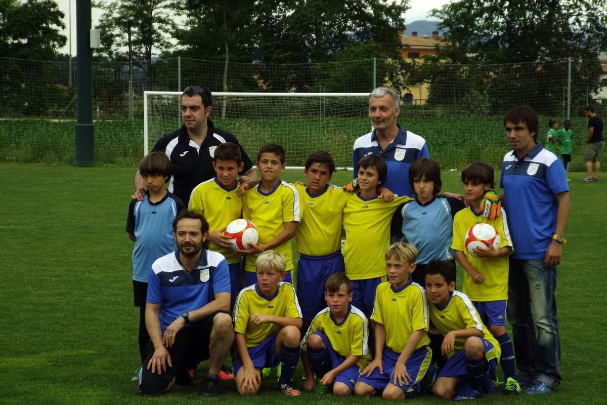 Una formació de la selecció gironina amb Cubarsí, el tercer de dalt, del 2016