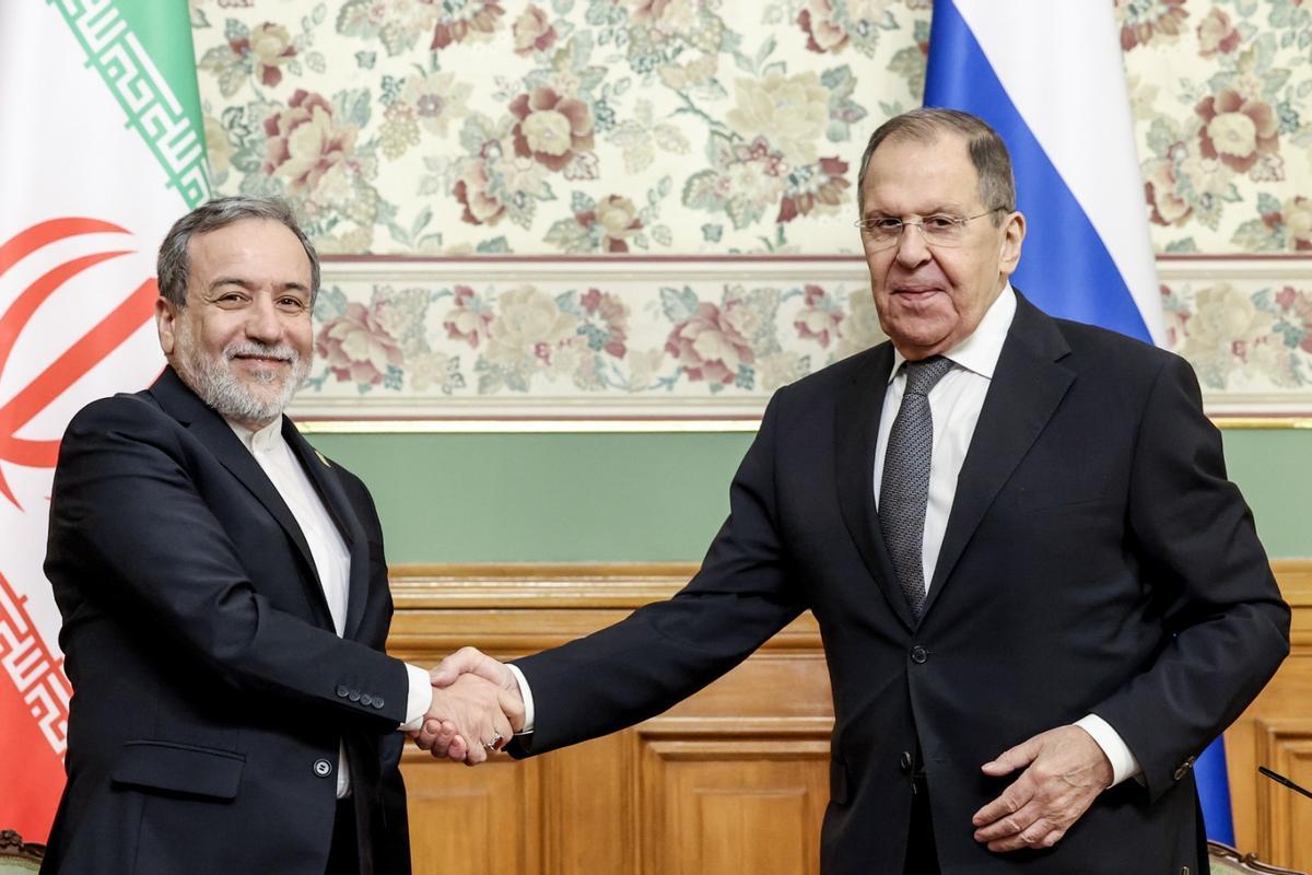 El ministro de Exteriores de Irán, Abbas Araghchi, da la mano a su homólogo ruso Serguéi Lavrov durante un encuentro bilateral hace un año en Teherán.