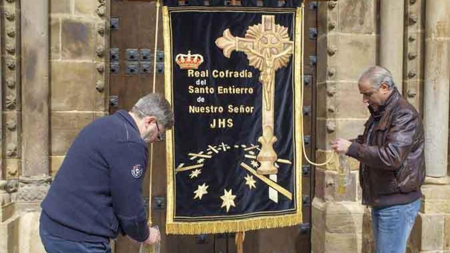 El nuevo estandarte del Santo Entierro a las puertas de Santa María.