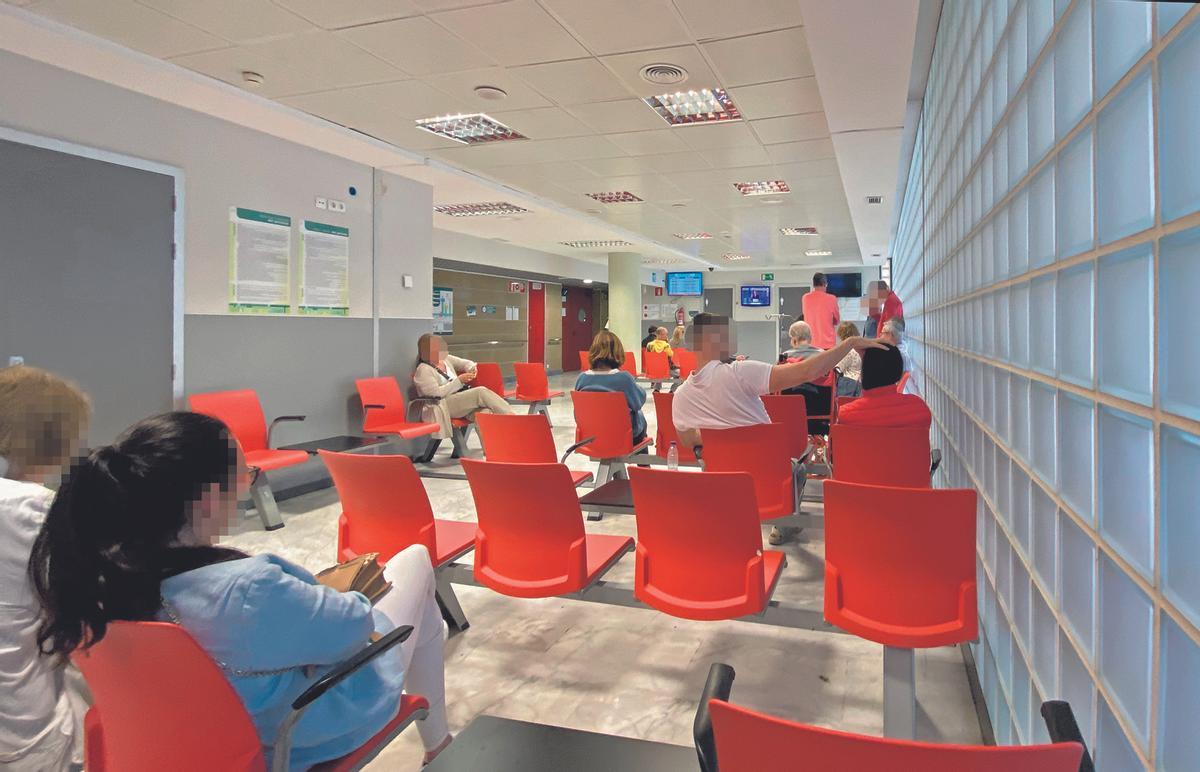 Imagen de ayer a las cuatro de la tarde de la sala de espera de las Urgencias de adultos de Son Espases, tras recuperar la normalidad