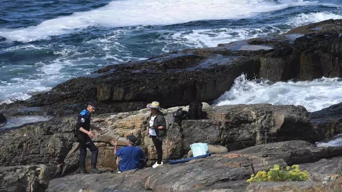 Efectivos de los equipos de emergencias y Salvamento rastrean la costa en O Portiño, en otra emergencia acontecida el año pasado