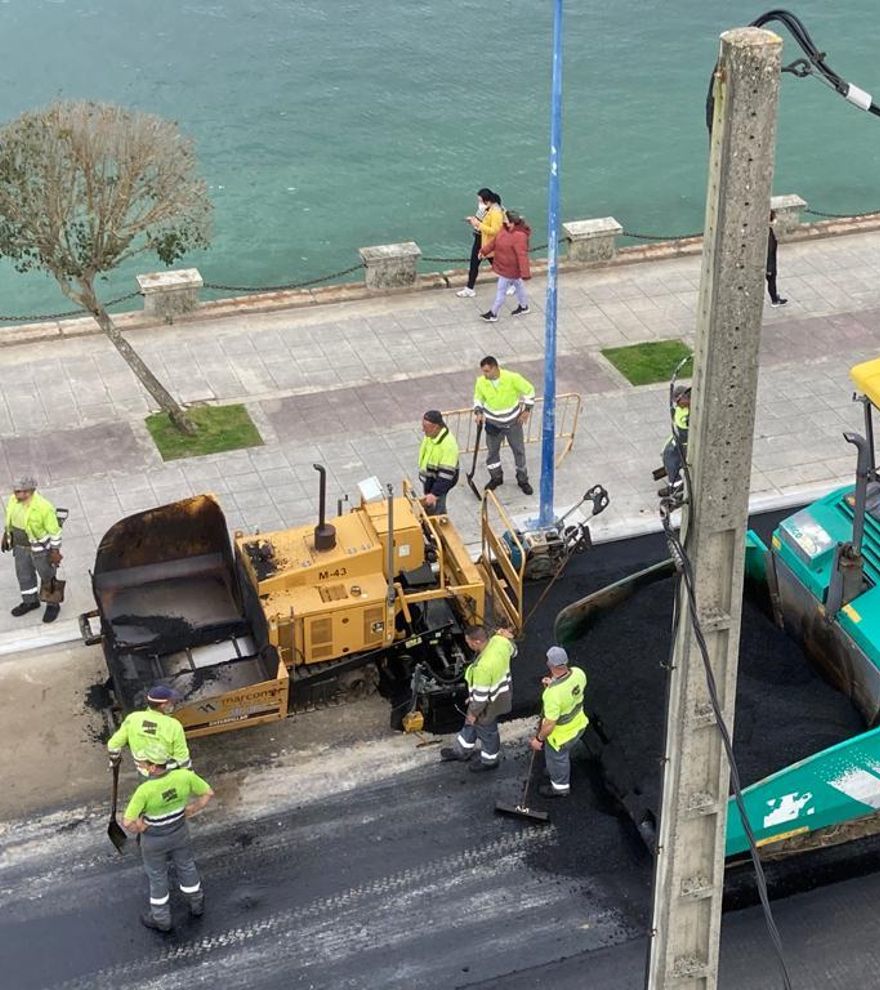 Un grupo de operarios alrededor de las máquinas en pleno asfaltado, ayer.