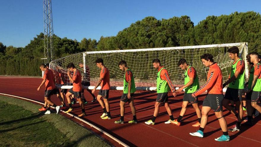 Los jugadores del Marbella FC portan una portería durante un entrenamiento de esta semana.