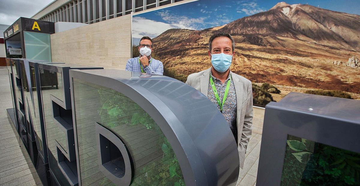 Luis López Chapí, director de TFS, y Francisco Javier Osmán Hermida, director de TFN, en el exterior del aeropuerto del Sur de Tenerife. | | CARSTEN W. LAURITSEN