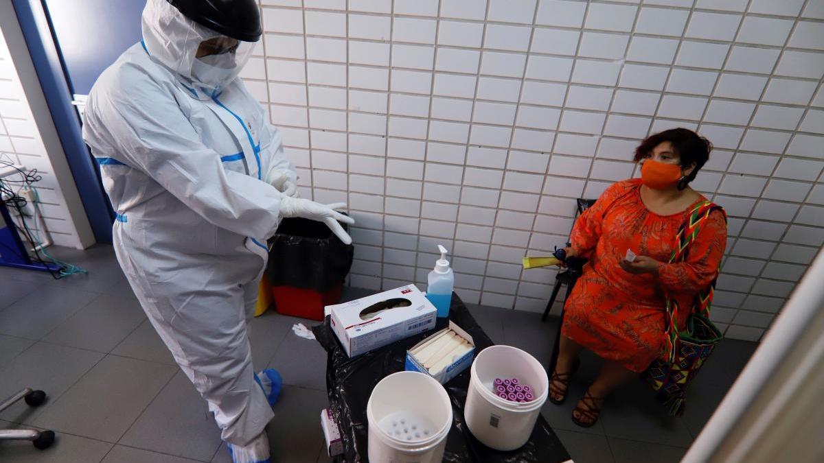 Una mujer se somete a la prueba PCR en el nuevo punto COVID del Centro de Salud del barrio del Carmen de Murcia.