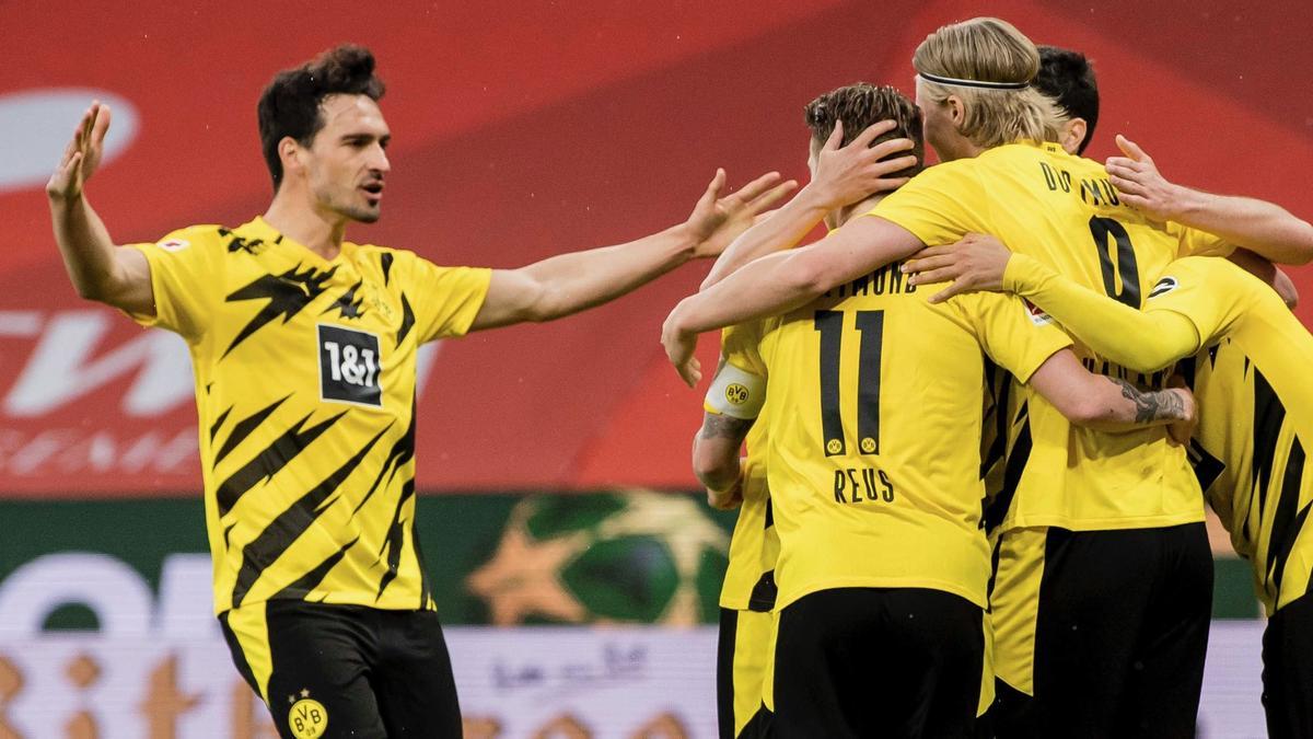 Los jugadores del Borussia Dortmund celebran un gol ante el Mainz 05 en el Opel Arena.