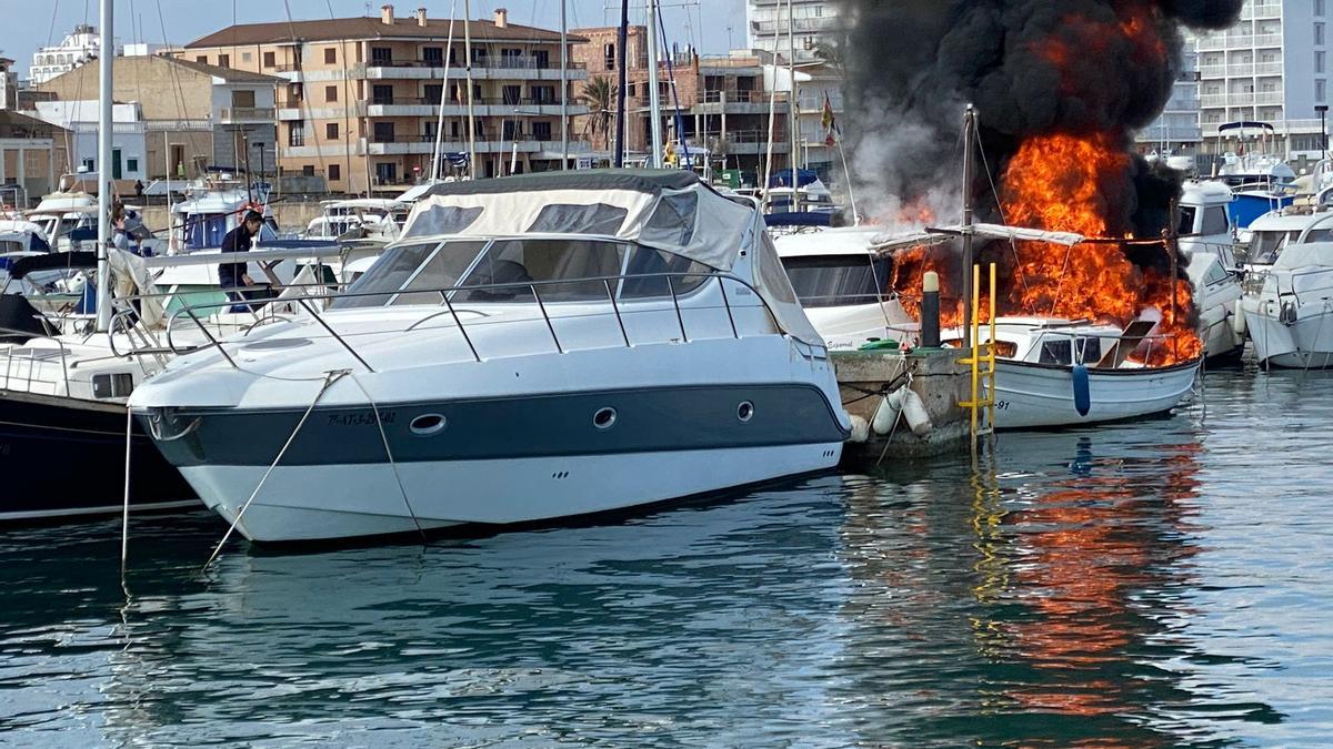 Un incendio destruye cuatro barcos atracados en el club náutico de Can  Picafort