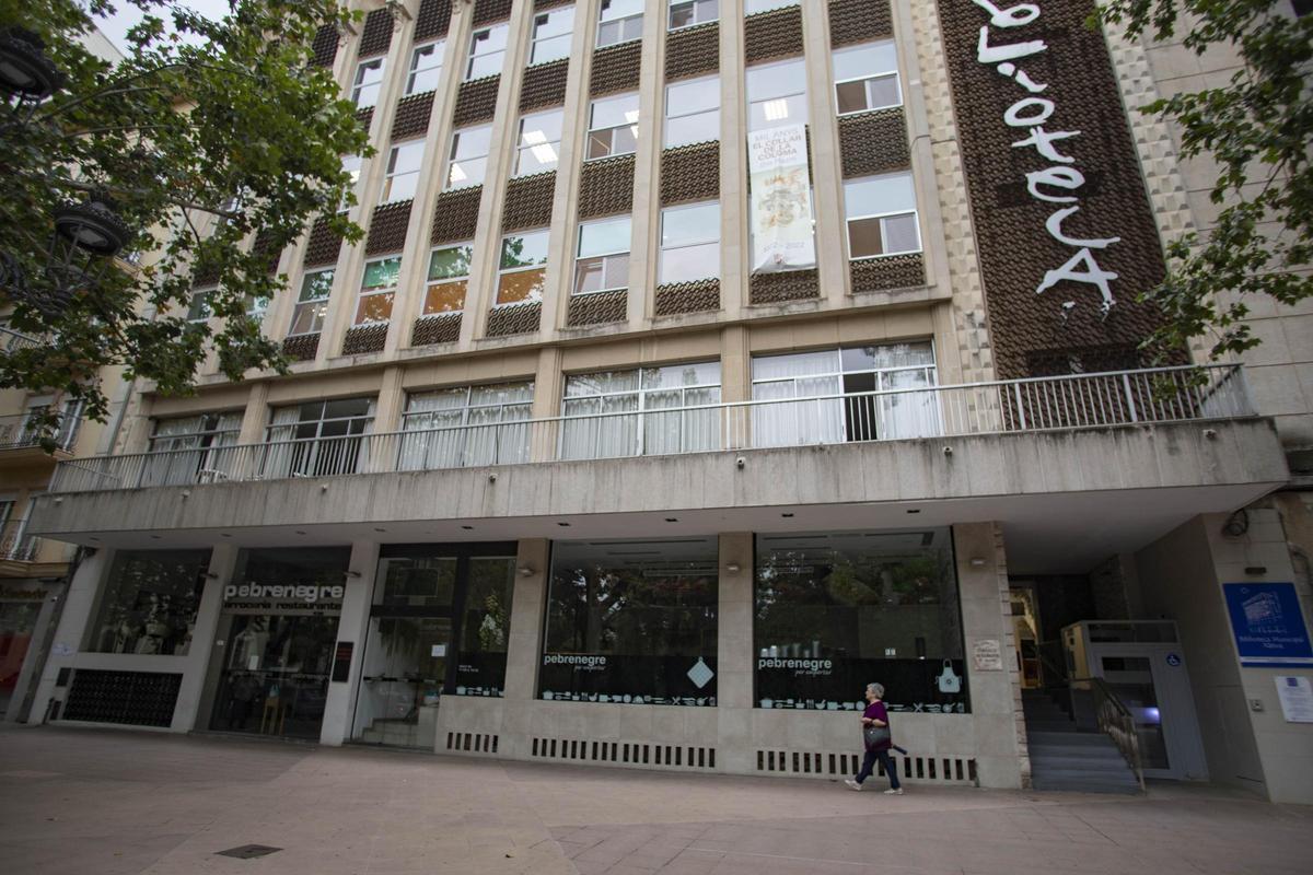 Imagen de archivo de la fachada del edificio en el que se encuentra la bilioteca municipal de Xàtiva.