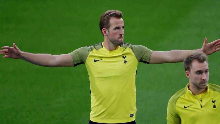 Harry Kane, durante el entrenamiento celebrado ayer por el Tottenham en el Bernabéu. // Reuters