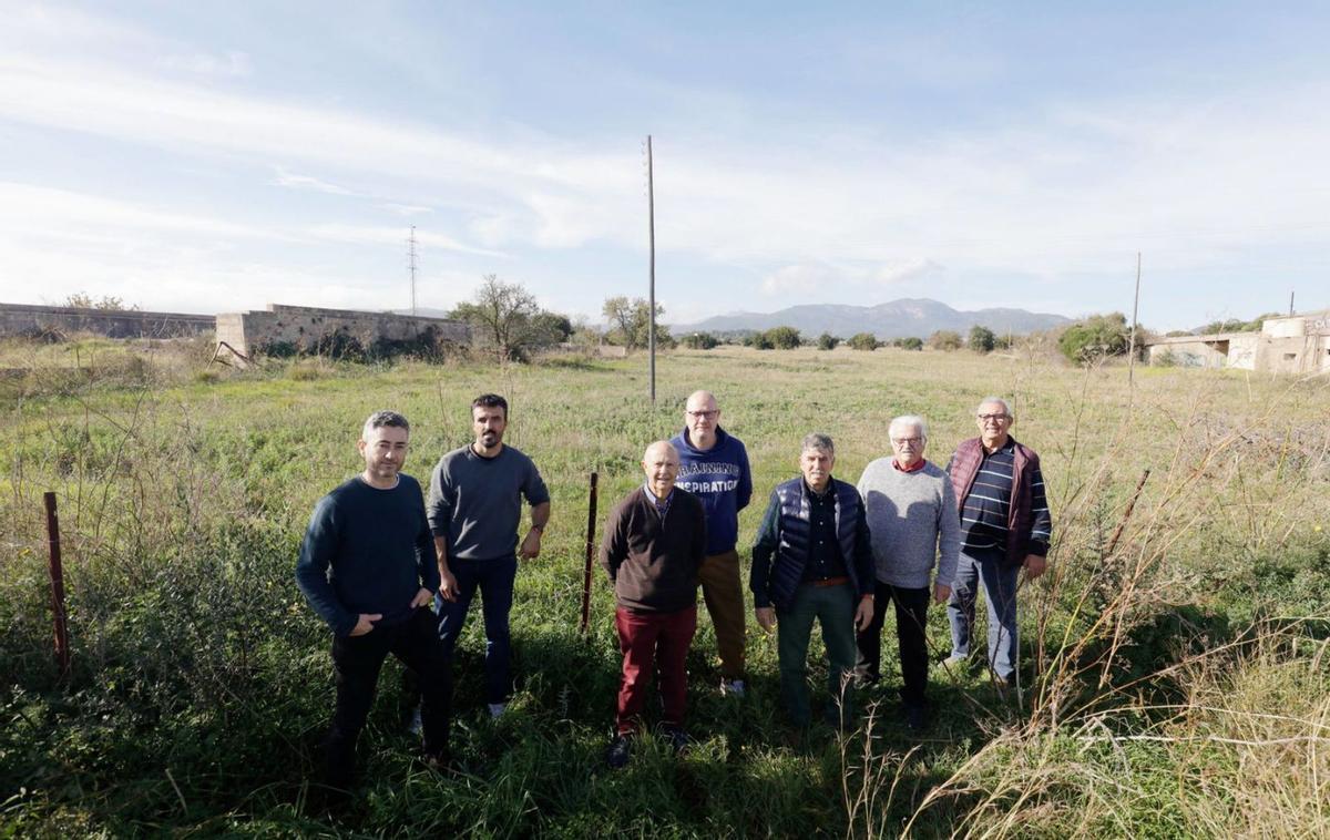 Vecinos de Son Espanyol protestan contra el parque solar que se construirá en esta finca. | MANU MIELNIEZUK