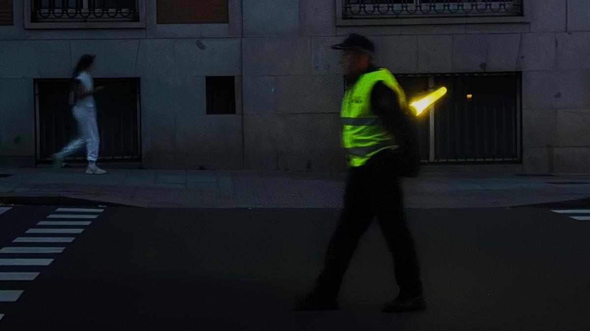 La entrada del tráfico a la Castellana en Madrid, regulado por un agente de movilidad, ayer 28 de abril.