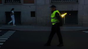La entrada del tráfico a la Castellana en Madrid, regulado por un agente de movilidad, ayer 28 de abril.