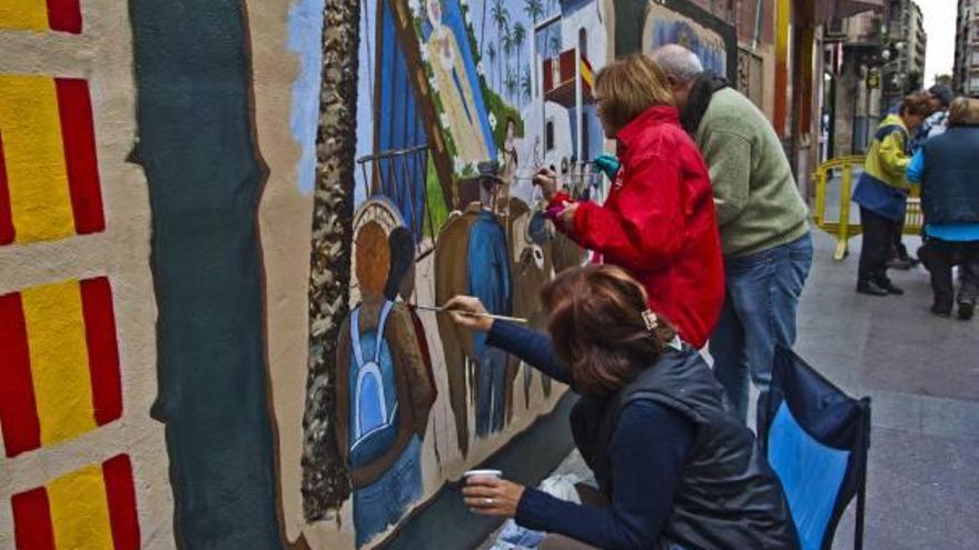 Mural de la calle Almórida que recoge la historia de la Venida de la Virgen.