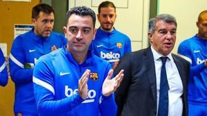Así ha sido el encuentro de Xavi con la plantilla del FC Barcelona