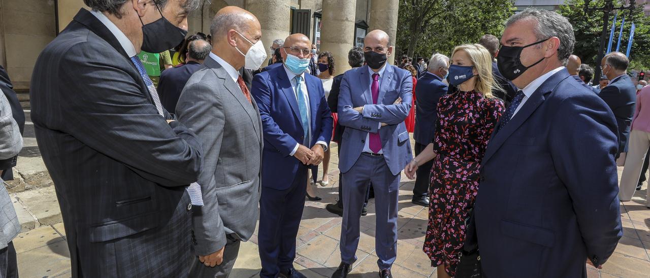 El presidente del Elche y el director general de TM se saludan en la entrada a la gala Importantes de INFORMACIÓN del pasado 30 de mayo