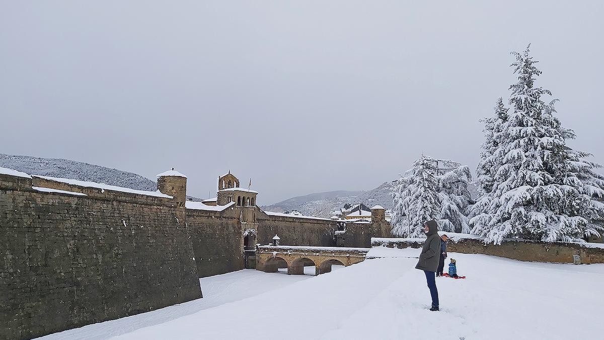 La ciudadela de Jaca repleta de nieve