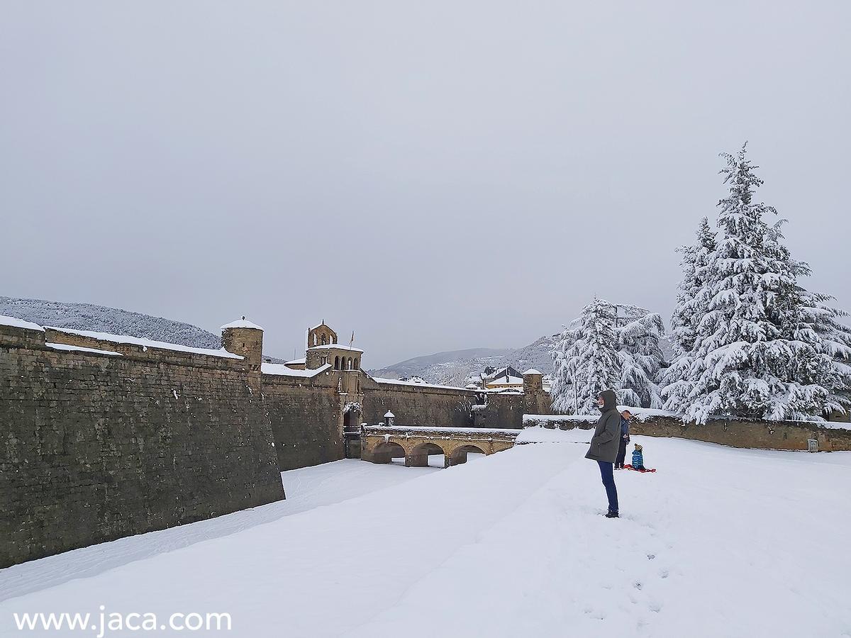 La ciudadela de Jaca repleta de nieve