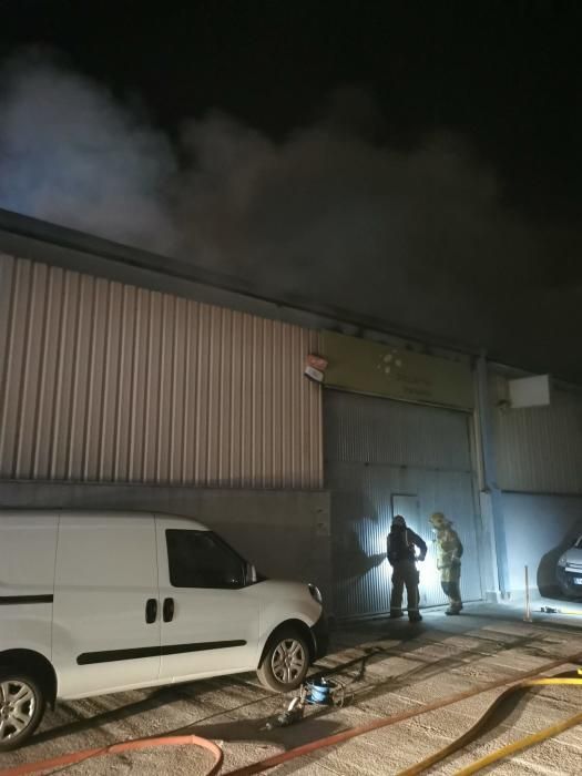 Alarma por un incendio en una nave de Can Valero