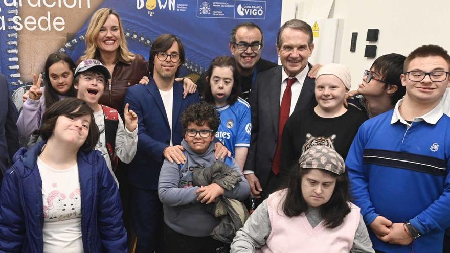 La ministra Pilar Alegría, ayer con usuarios de  Down Vigo y el alcalde,  Abel Caballero;  el delegado del Gobierno, Pedro Blanco y  el delegado de Zona Franca, David Regades. |  Pablo H. Gamarra