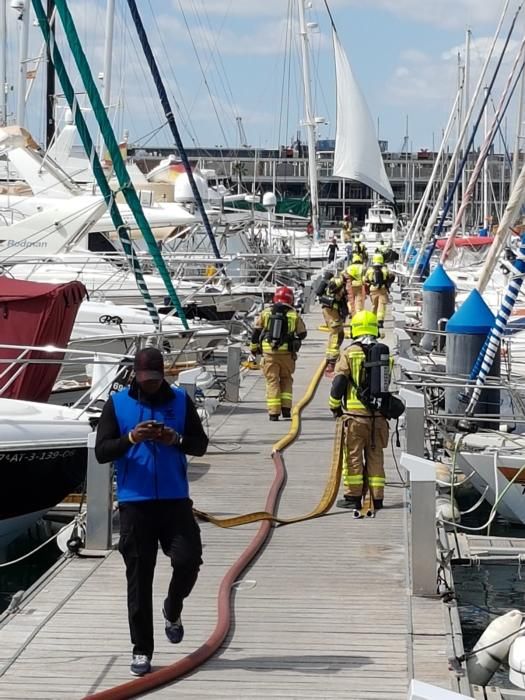 Un herido al arder un catamarán en el Puerto de Alicante