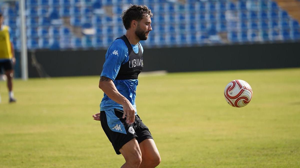 Samu Vázquez observa el balón durante un entrenamiento de esta pretemporada.