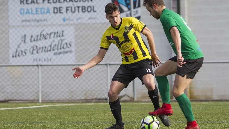 Joel (izqda.) presiona a un contrario en el Agolada-Xallas jugado ayer en el Municipal. // Bernabé/Ana Agra