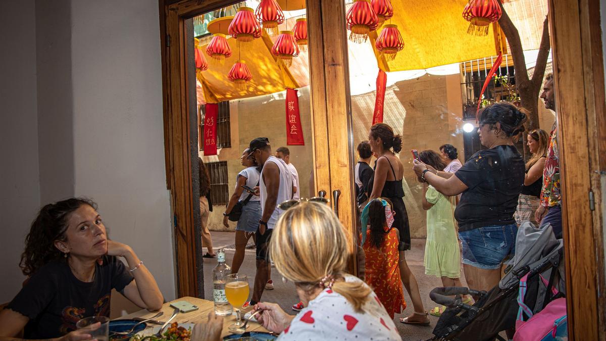 Decoración de la calle Tordera el día que empiezan las fiestas de Gràcia