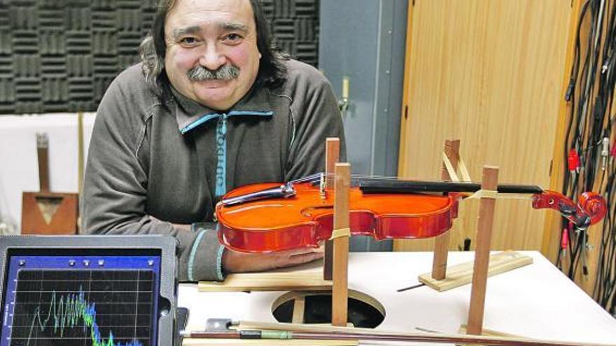 Miguel Fernández Gutiérrez, en la mañana de ayer, haciendo pruebas de sonido con un violín en el Conservatorio.