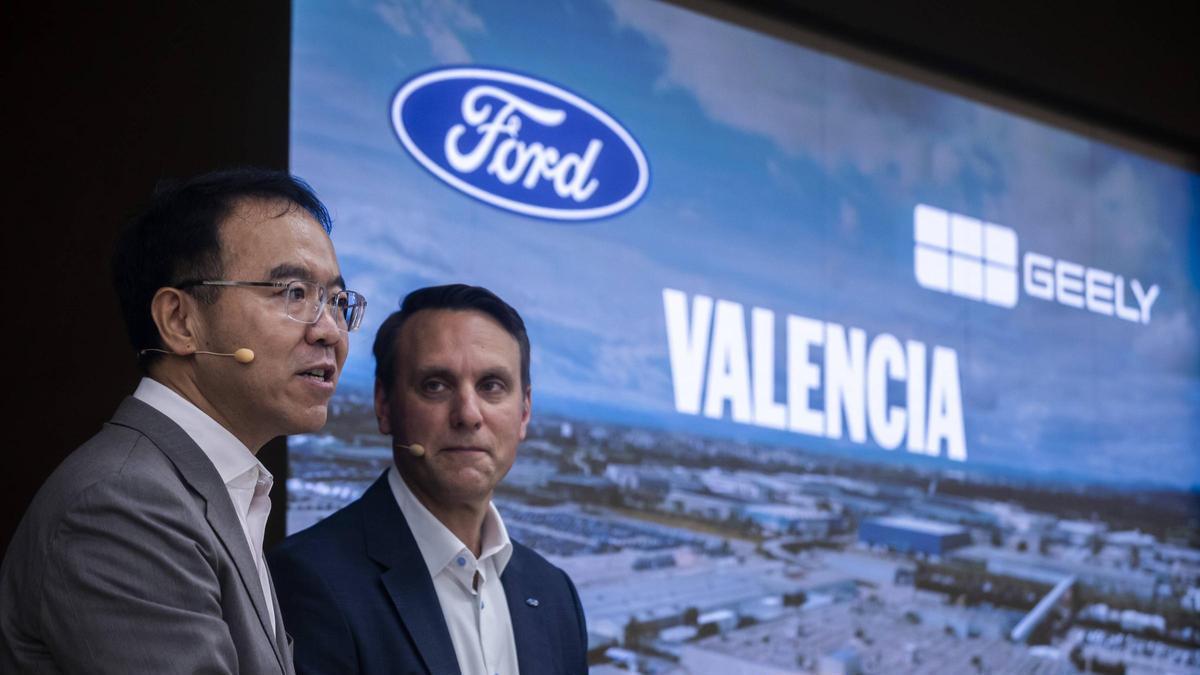 El vicepresidente ejecutivo de Geely, Victor Joung, con el presidente de Ford Europa, Jim Baumbick, durante la presentación de la joint venture entre las dos empresas.