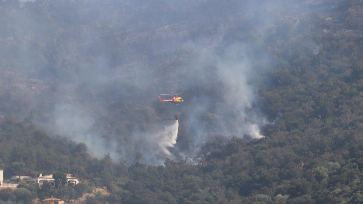 Un helicòpter de Bombers en una urbanització de Calonge
