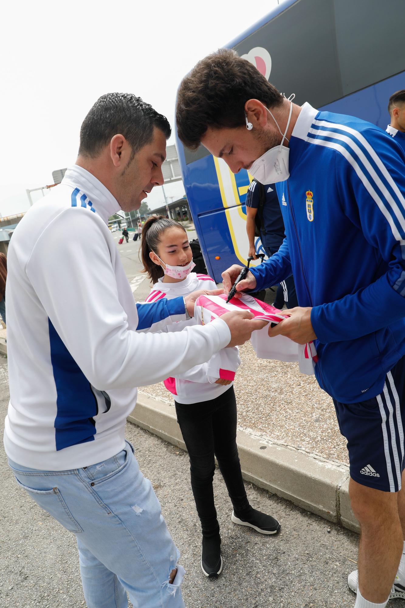 EN IMÁGENES: Así fue la llegada de los jugadores del Real Oviedo tras la derrota ante Las Palmas