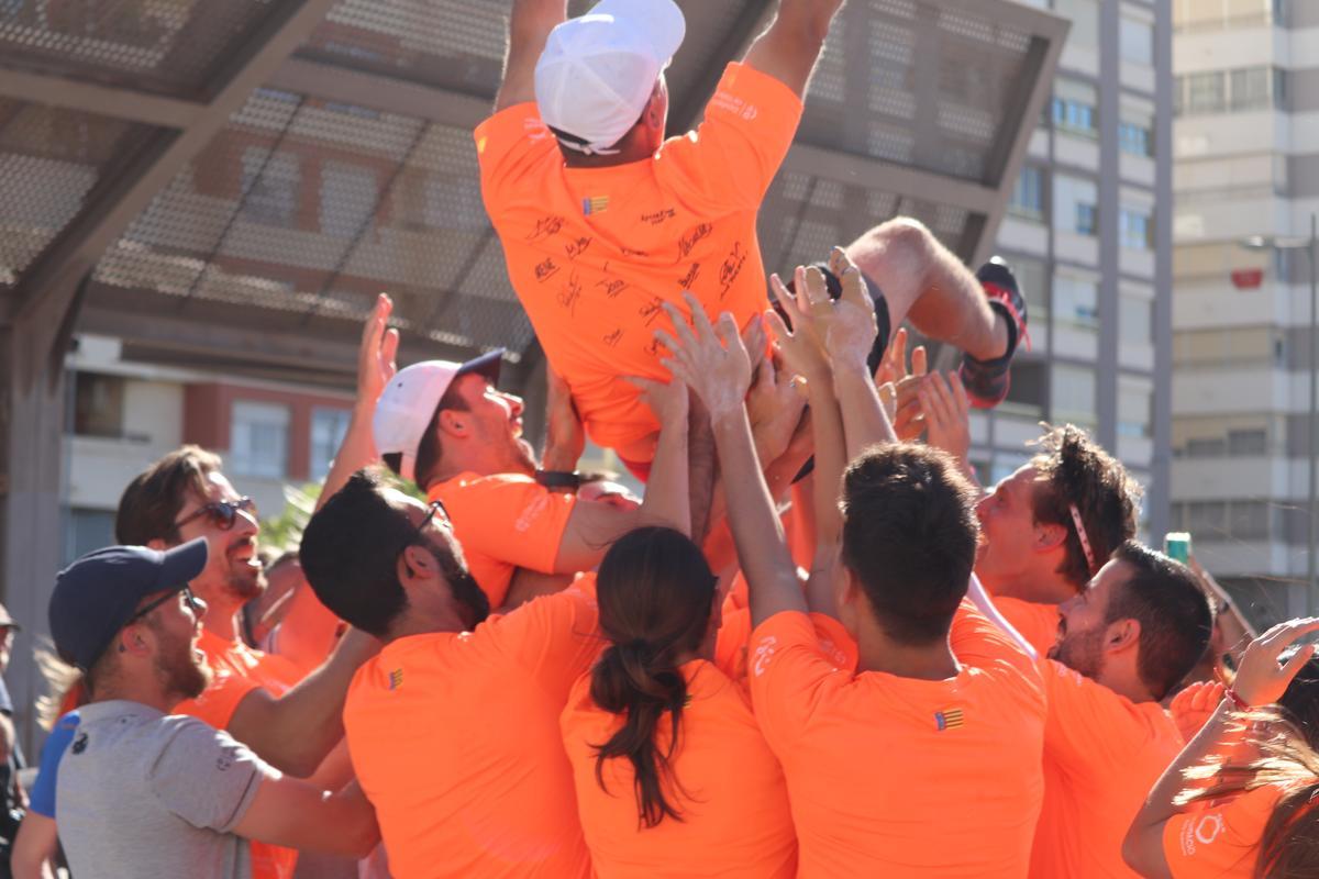 Jugadors i jugadores voltejaren a Vicent Molines només acabar el Mundial amb el triomf a la final de llargues.