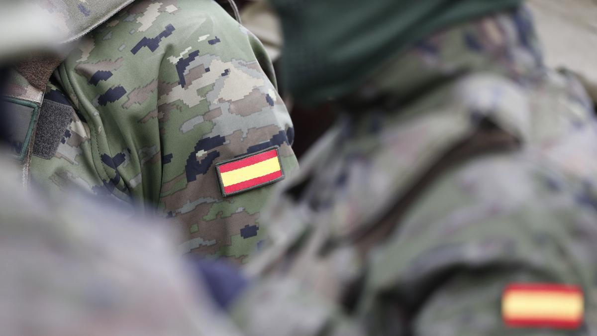 Soldados españoles participan este martes en un ejercicio militar junto a otros destacamentos de países de la OTAN en Lielvarde (Letonia).