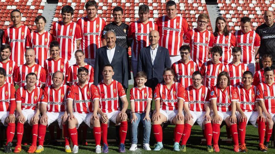 La plantilla del Sporting Genuine, ayer, en El Molinón. | RSG