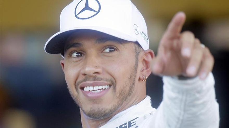 Lewis Hamilton se exhibe en Bakú