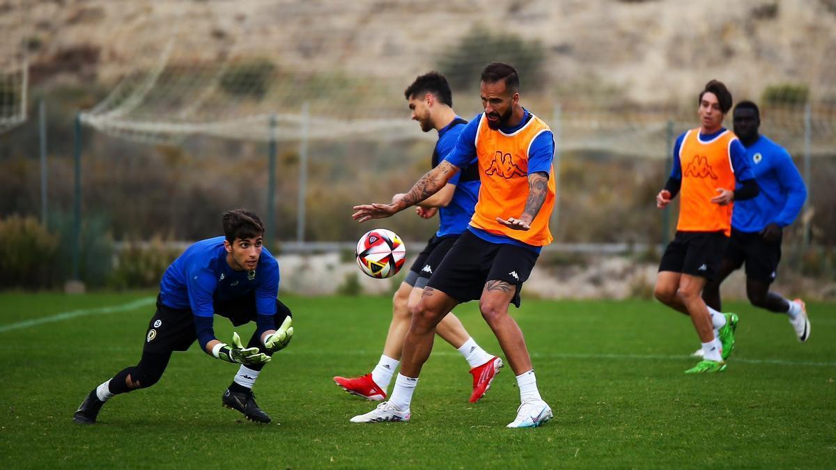 Entrenamiento del Hércules en Fontcalente preparando el partido de Liga contra el CE Manresa.