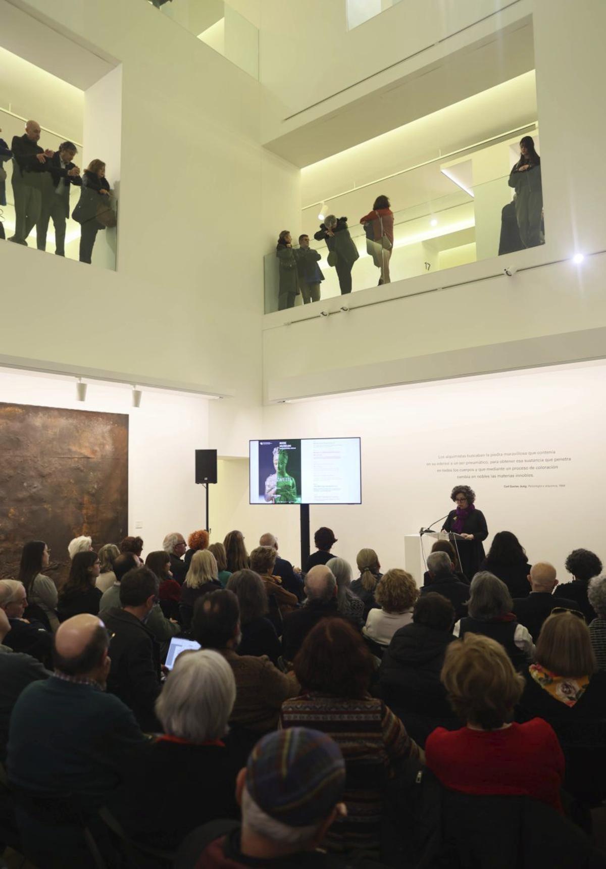 María López-Fanjul, al fondo de pie, durante su conferencia en el Museo. | MARIO CANTELI