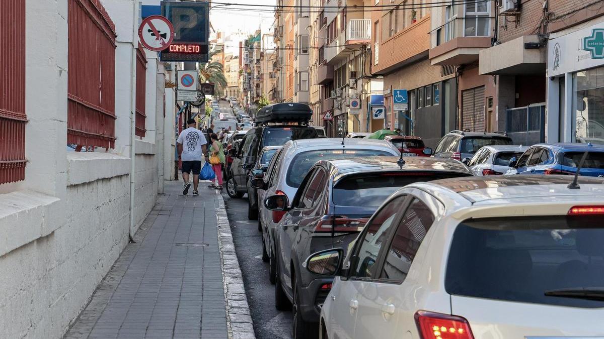 Un aparcamiento completo en el centro de Alicante, en una imagen reciente