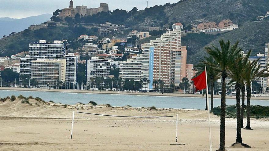 La bandera roja ondea en una playa de Cullera desierta en una imagen tomada ayer.