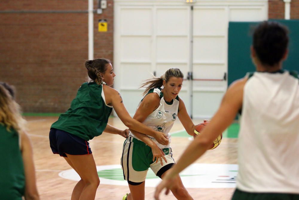 La V edición de la Liga Femenina GEAM arrancó en el Pabellón de Los Guindos de la capital con gran entusiasmo y se prolongará hasta el viernes con más de 200 jugadoras repartidas en 16 equipos