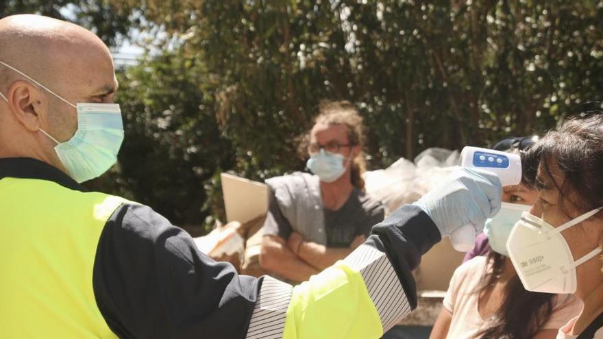 Un sanitario toma la temperatura a una mujer en Madrid.