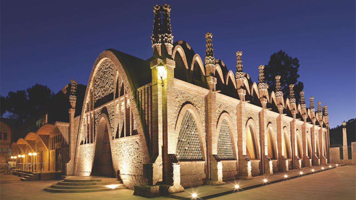 Codorniu, Sala Puig, construida por el discípulo de Antonio Gaudí, Puig i Cadafalch.