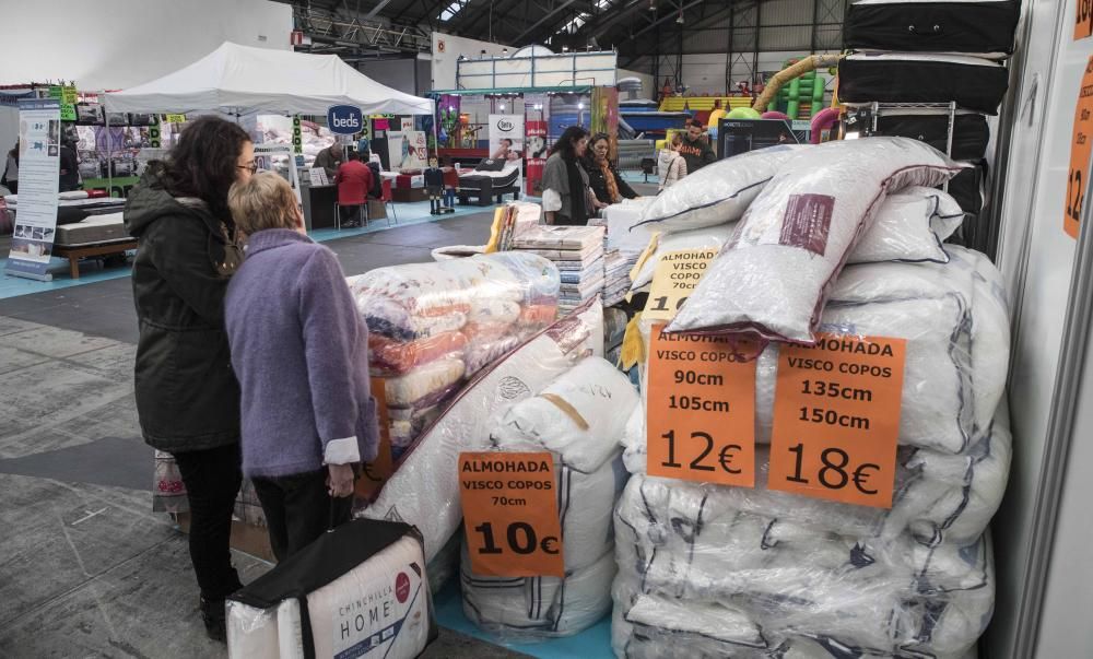 Cientos de visitantes descubren las novedades en el sector de los electrodomésticos, los muebles y la decoración en la primera Feria Hogar Factory de Vigo.