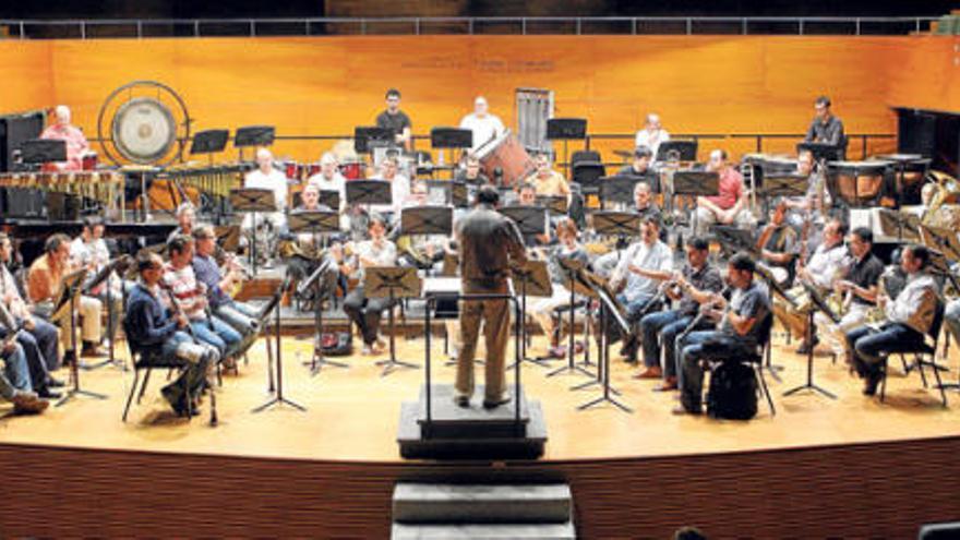 La Banda Municipal, dirigida por Juan Giménez, está formada por 45 músicos, muchos de ellos jóvenes valores. Sin embargo, sólo cuenta con una mujer en sus filas.