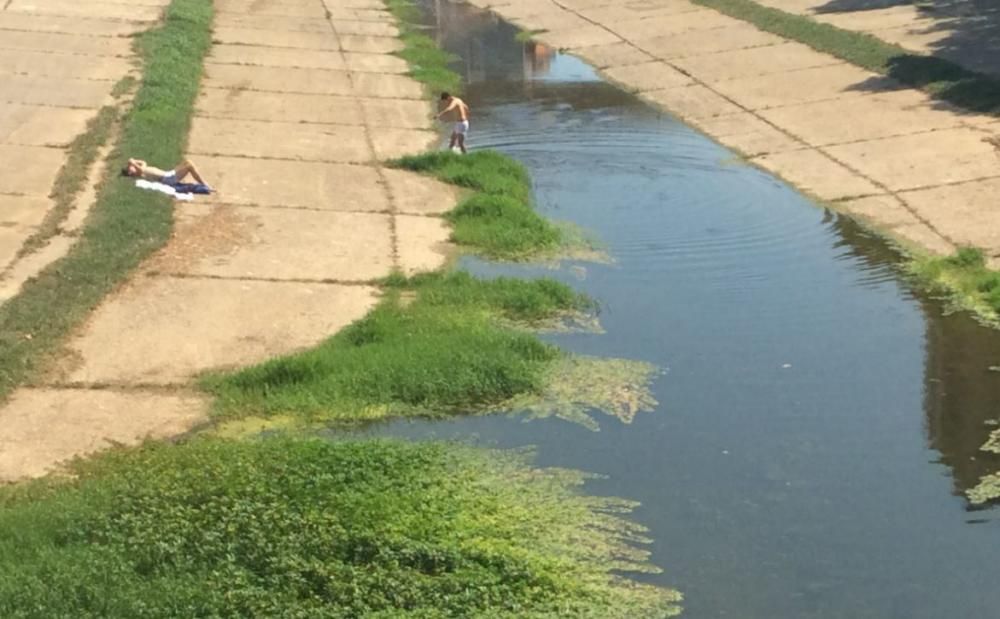 Dos joves s''han refrescat aquest dimecres a les aigües de l''Onyar al centre de Girona